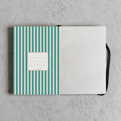 Detalle del cuaderno A5 Curious Cats de Alljoy Design