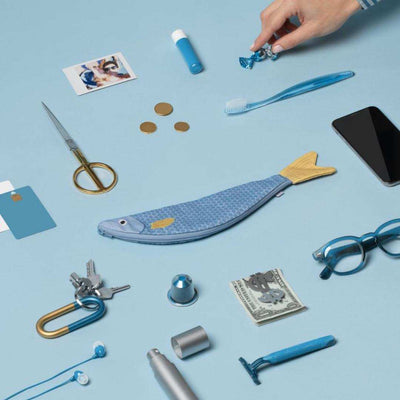 estuche con forma de pez color azul