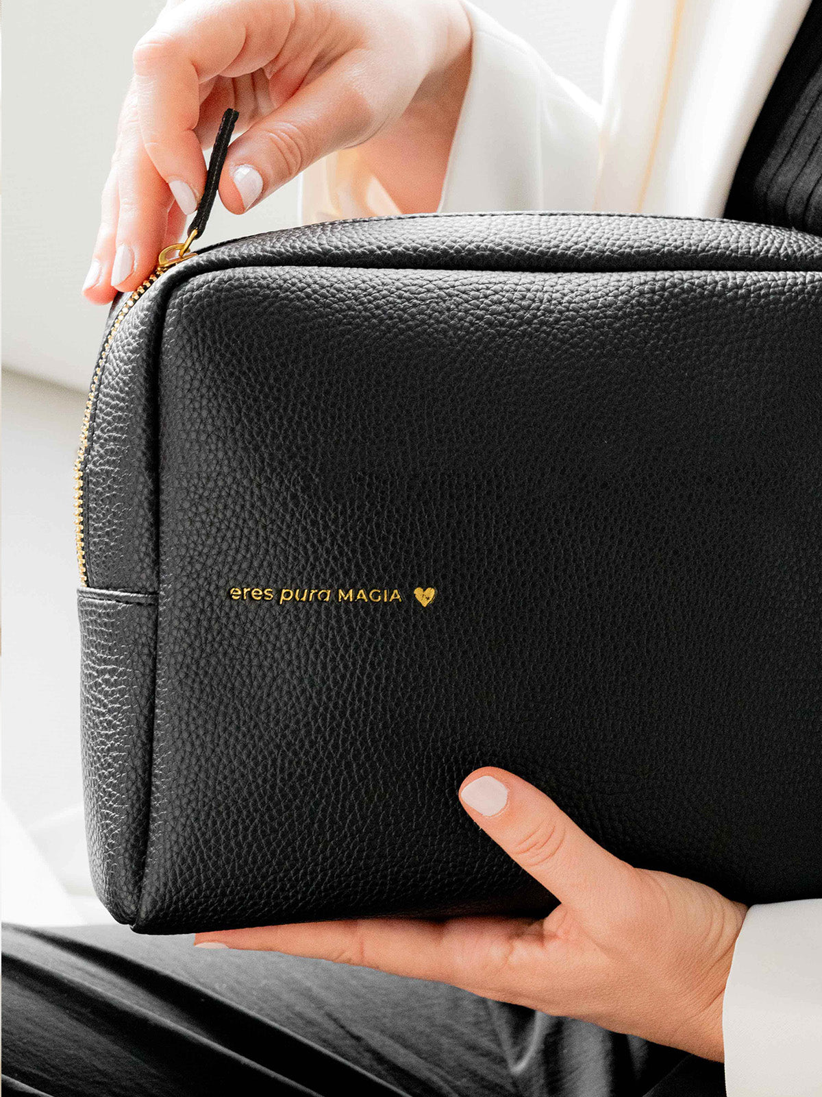 Bolso portatodo Eres Pura Magia de The Great Moustache, vista lateral