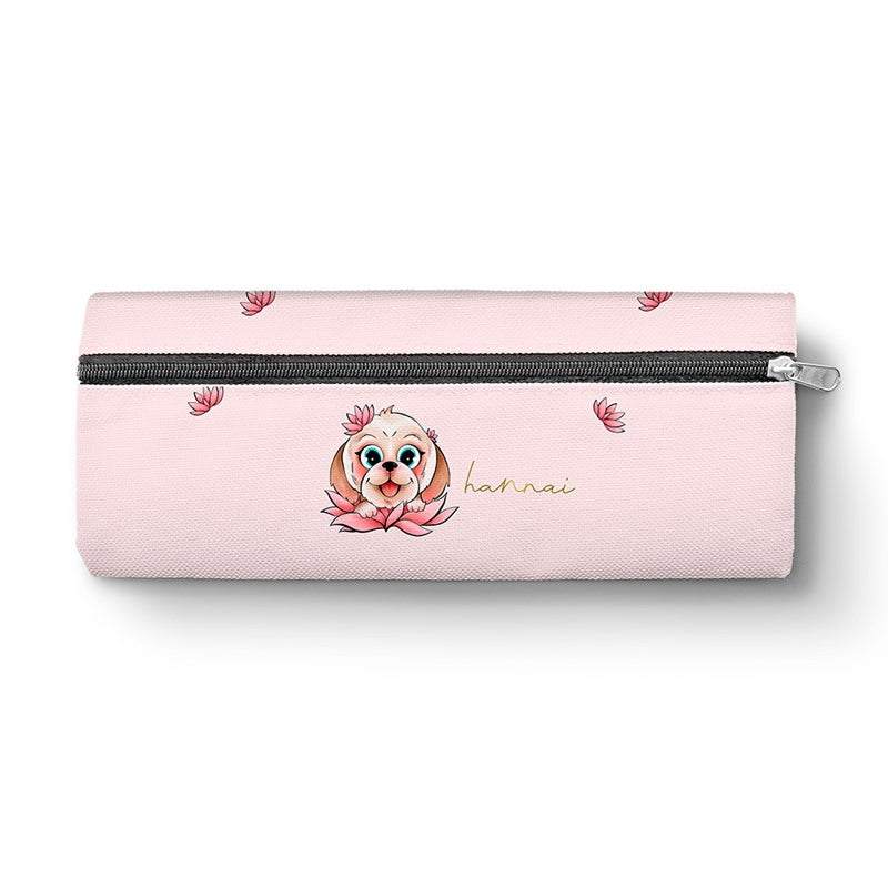 Estuche Hannai Lotus Dog, espacioso y colorido con diseño juvenil, ideal para útiles escolares y personales.