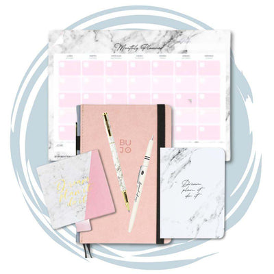 set de papelería con planificador, cuadernos y bolígrafos con diseño mármol