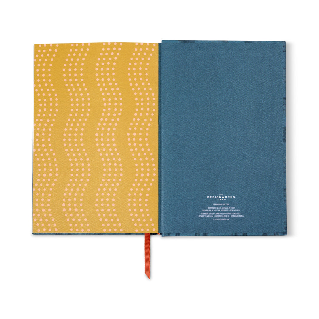 Detalle del marcapaginas de cinta del cuaderno Framed Floral Poppy Journal