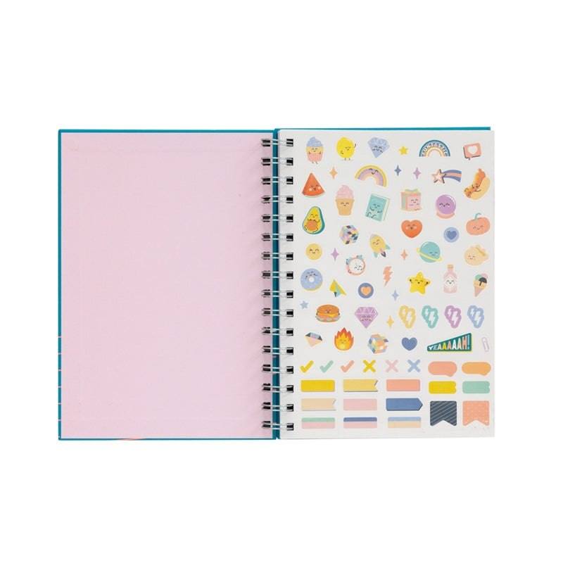 Libreta A5 Hoy Sí que Sí con diseño brillante y pegatinas decorativas.