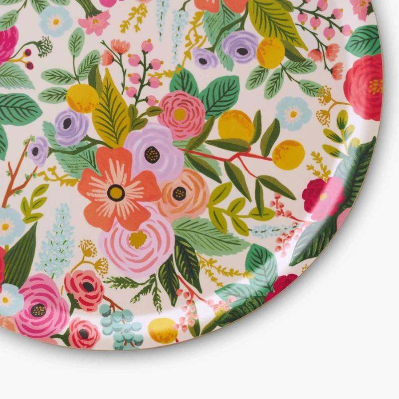 Bandeja redonda Garden Party de estilo floral, hecha a mano en Suecia, con diseño laminado colorido y duradero.