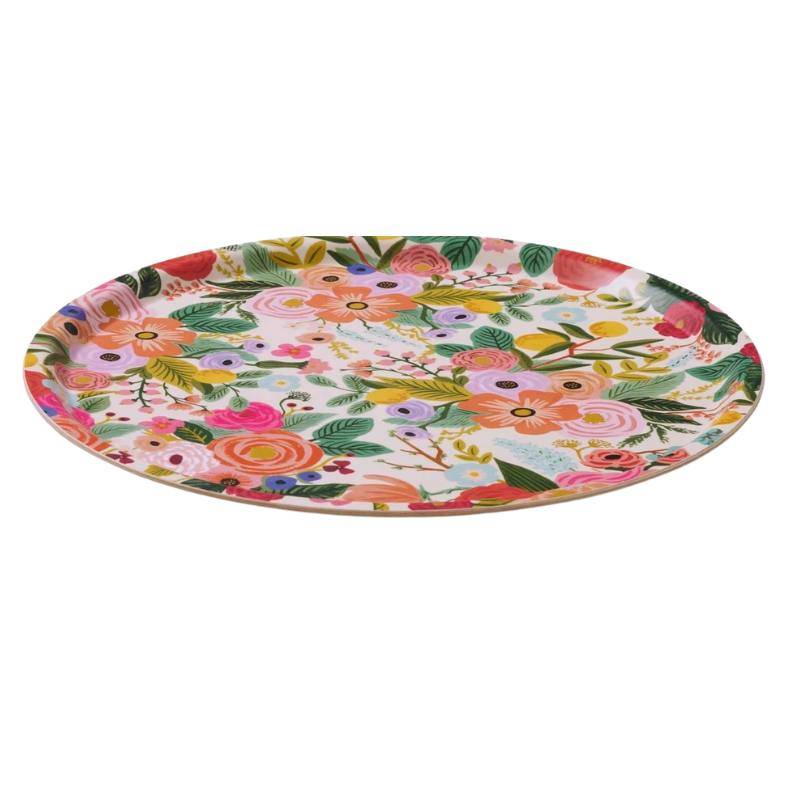 Bandeja redonda Garden Party con diseño floral colorido, hecha en Suecia, ideal para decoración y servir.