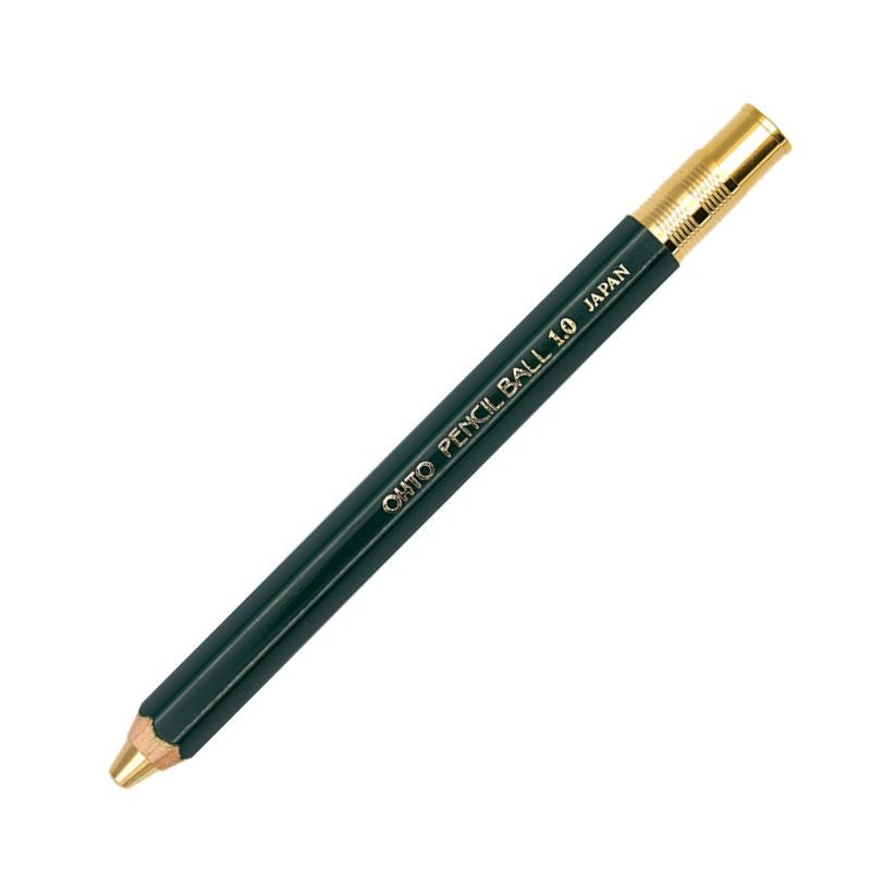 Bolígrafo OHTO 1mm de madera de cedro con detalles dorados, elegante y compacto.