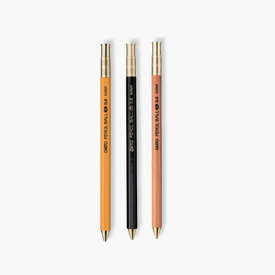 Bolígrafo OHTO de 0.5mm, madera de cedro, diseño elegante, tinta negra, detalles dorados, escritura precisa.