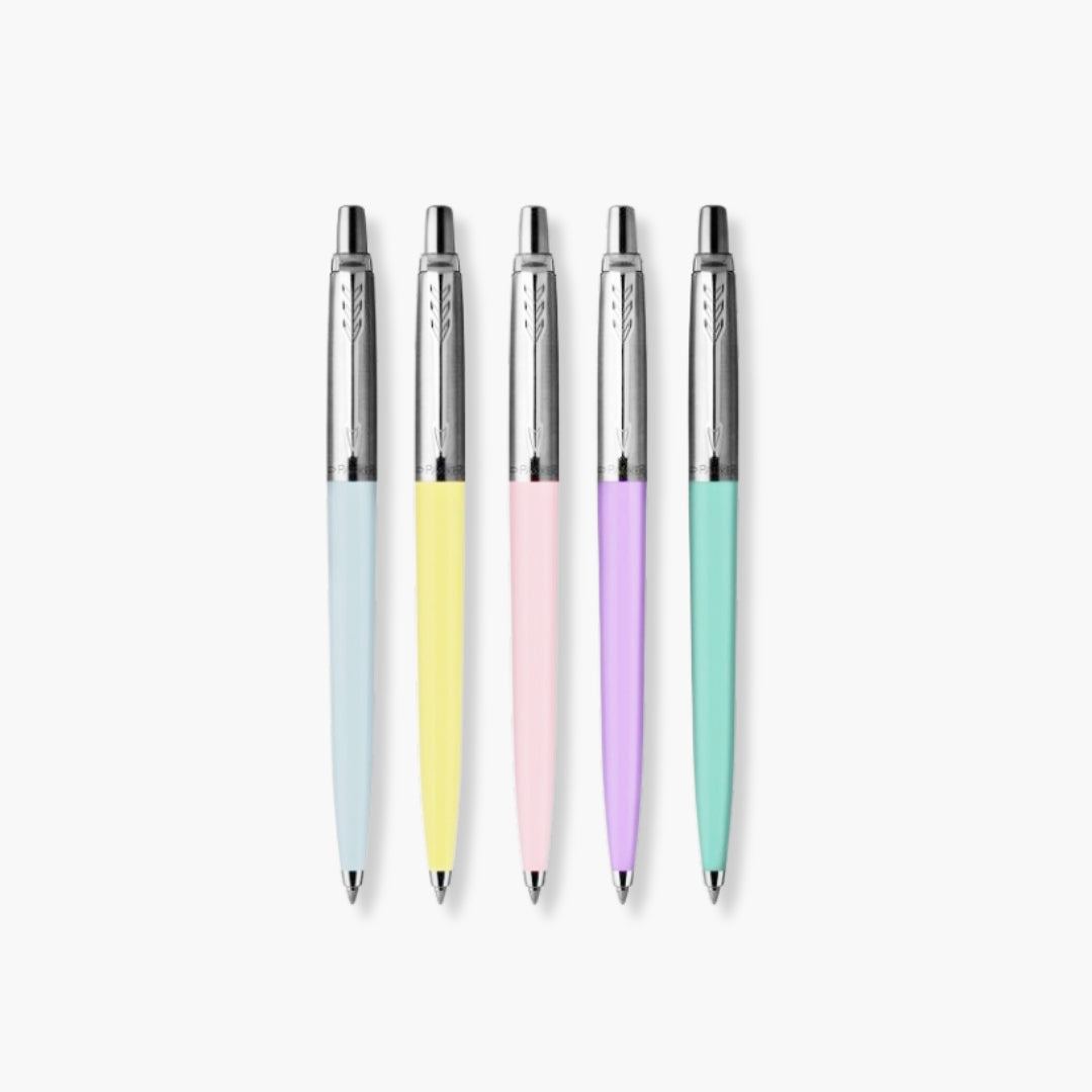 Bolígrafos PARKER Jotter Original en colores pastel, diseño clásico con clip de flecha y capuchón metálico, colores azul bebé, amarillo, rosa, lila, y menta.