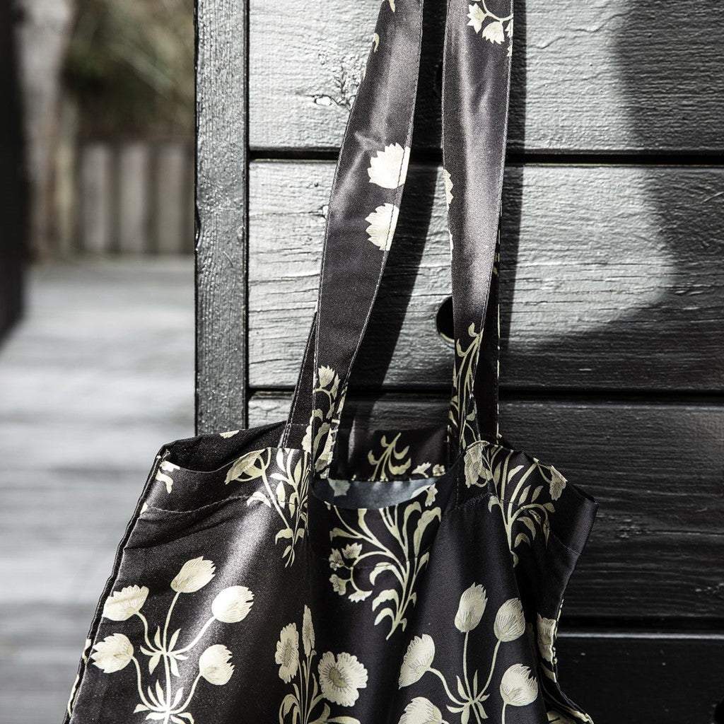 Bolsa de tela multiusos negra con estampado floral, marca House Doctor.