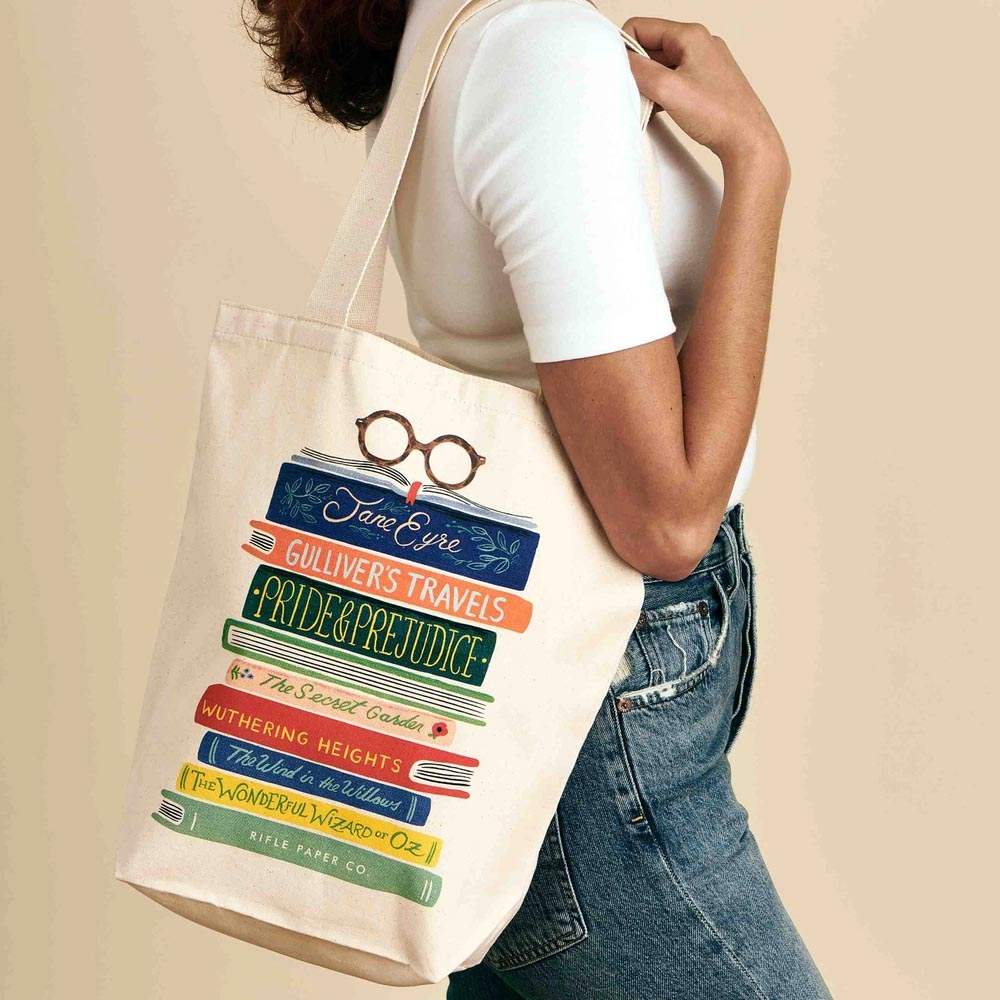 Bolsa de tela Tote Bag Book Club con diseño literario exclusivo de libros clásicos y gafas, de Rifle Paper Co.