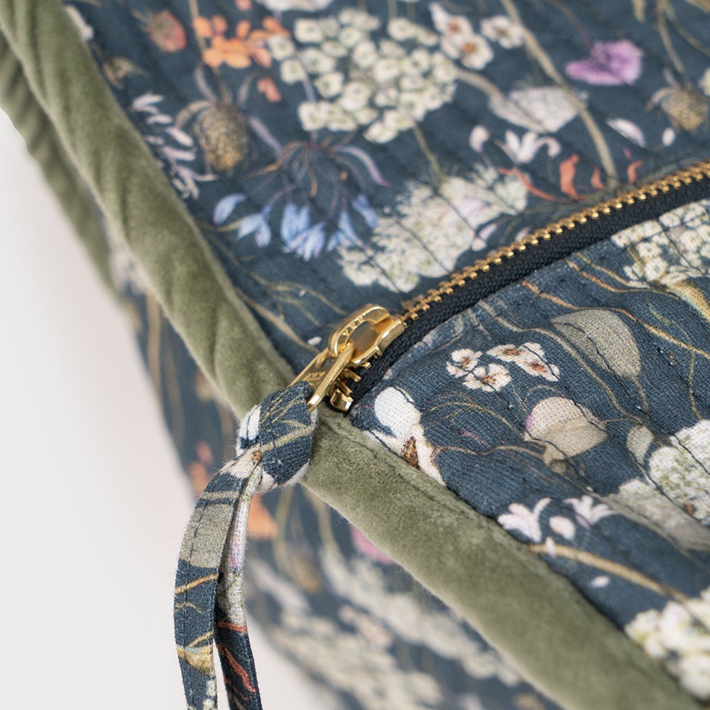 bolso de viaje de tela azul oscuro con flores