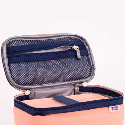 Bolsa isotérmica rosa Milan 1918 con interior térmico y accesorio azul.