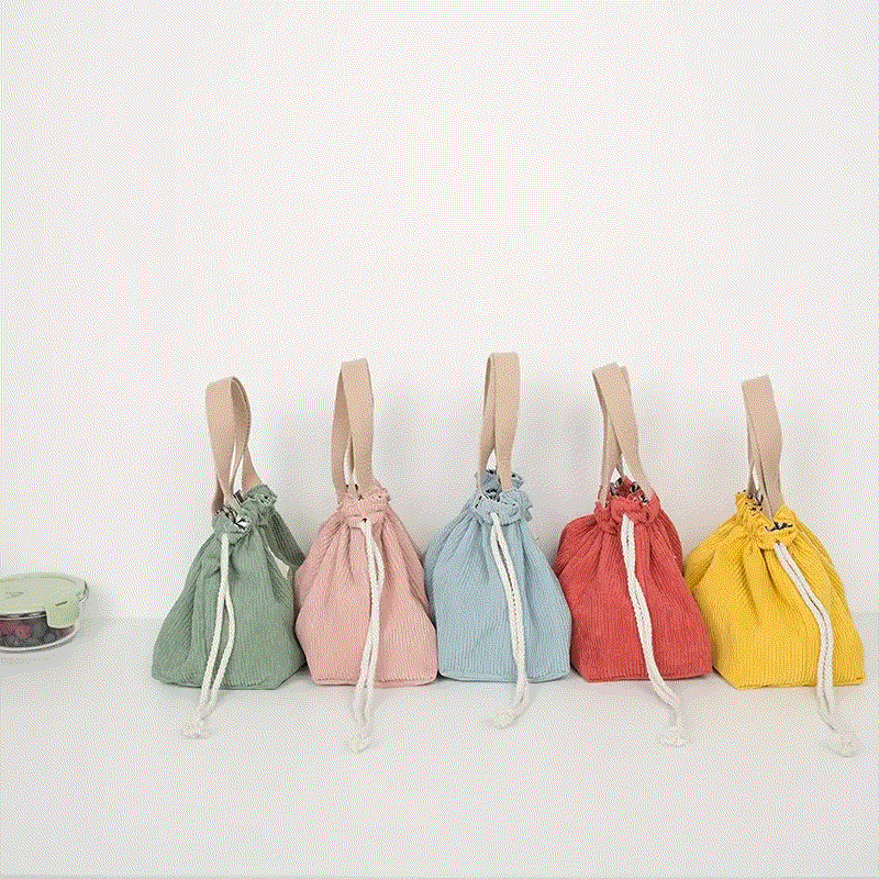 Bolsita de mano de tela verde con cierre de cordón y asa resistente, diseño casual y funcional.