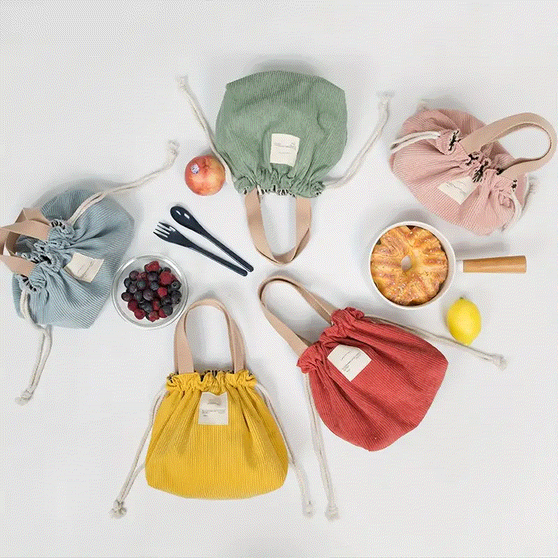 Bolsita de mano de tela verde con cierre ajustable y asa resistente, ideal para estilo casual.