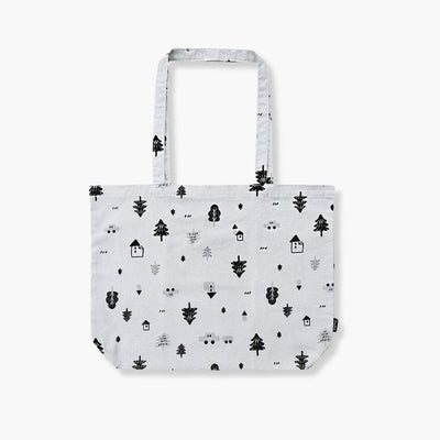 Bolsa de Tela Forest de ICONIC con diseño de árboles y casas, asas, y bolsillo interior.