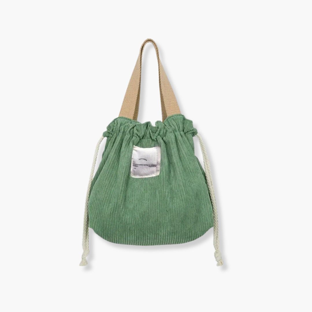 Bolsita de mano de tela verde con cierre de cordón y asa resistente, estilo casual y natural.