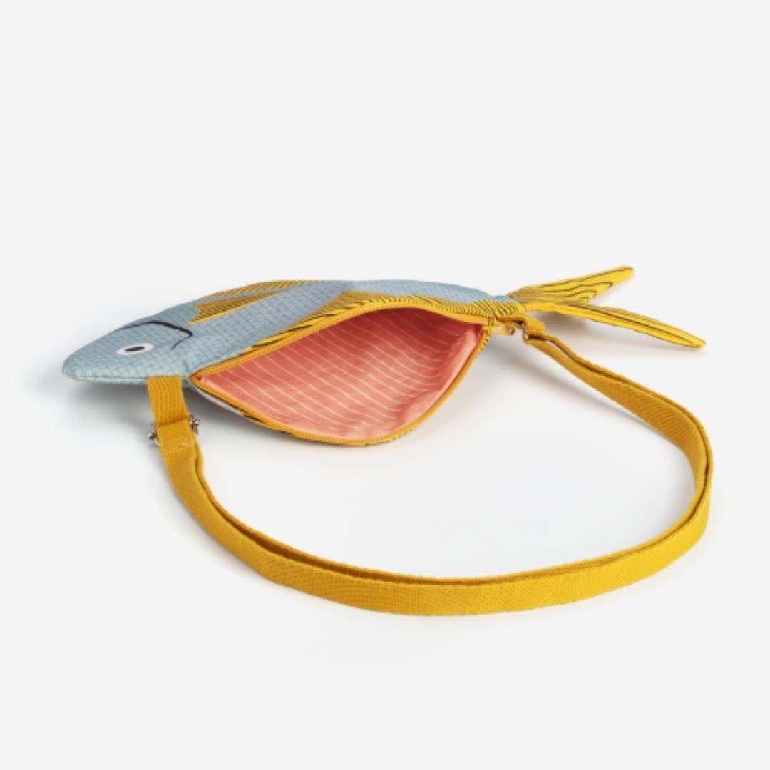 interior bolso bandolera pequeño con forma de pez