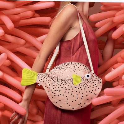 bolso bandolera con forma de pez