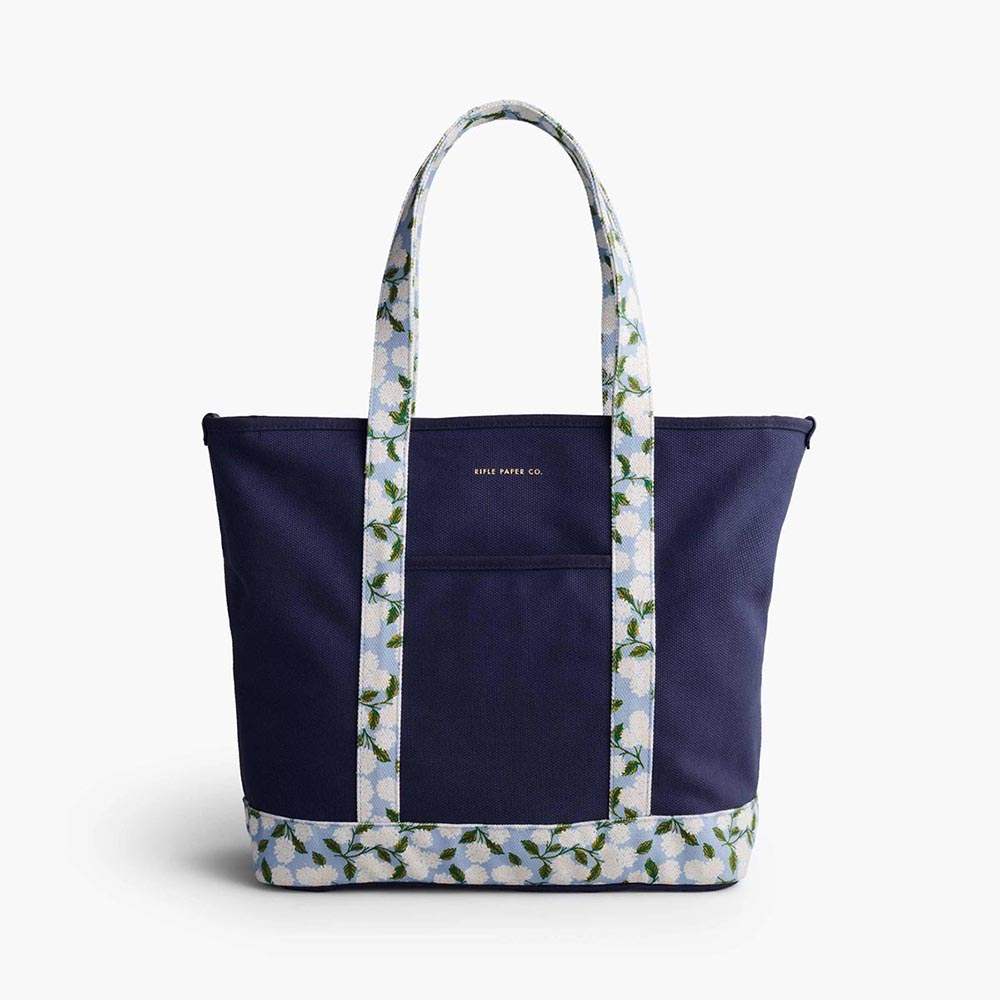 Bolso de Lona Hydrangea con diseño floral, asas reforzadas y bolsillo interior, de Rifle Paper Co.