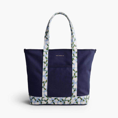 Bolso de Lona Hydrangea con diseño floral, asas reforzadas y bolsillo interior, de Rifle Paper Co.