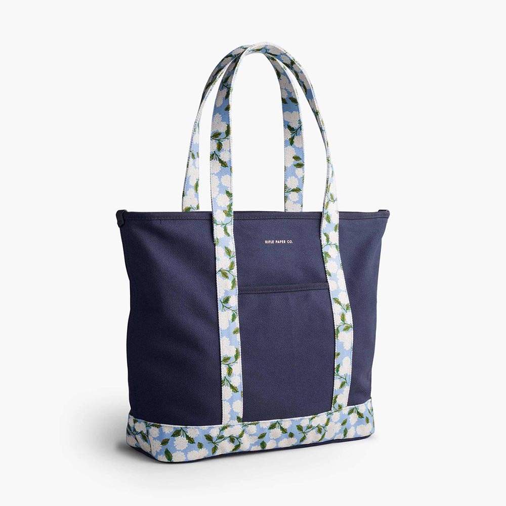Bolso de Lona Hydrangea de Rifle Paper Co. con diseño floral y asas reforzadas.