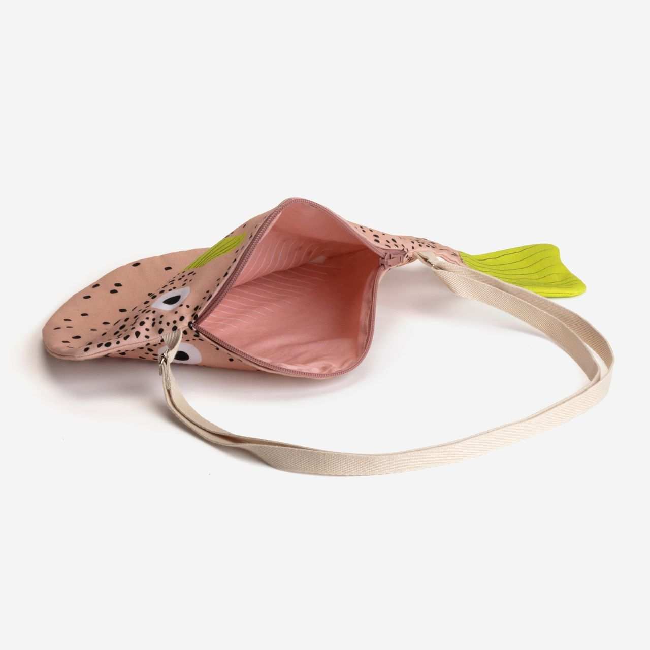 interior del bolso bandolera con forma de pez