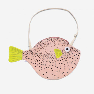 bolso bandolera con forma de pez color rosa