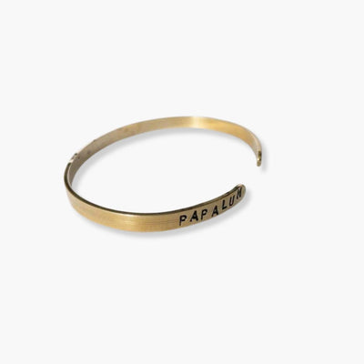 Brazalete ajustable de latón con grabado "Surf Like a Girl", hecho a mano.