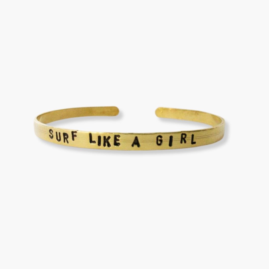 Brazalete ajustable de latón "Surf Like a Girl", hecho a mano, diseño único.