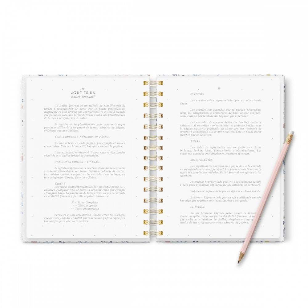 Cuaderno Bullet Journal Mediterranea A5 abierto con lápiz, tapas duras florales, páginas punteadas.