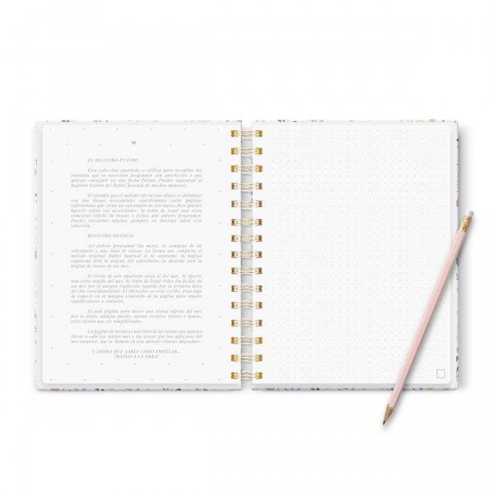 Cuaderno Bullet Journal "Tengo un Plan" A5 abierto con páginas punteadas y lápiz.