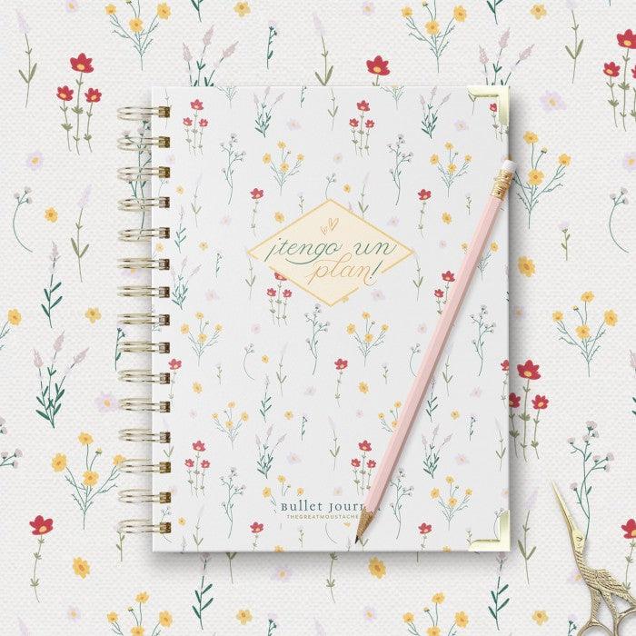 Cuaderno Bullet Journal "Tengo un Plan" con tapas duras y diseño floral, tamaño A5, 160 páginas punteadas.