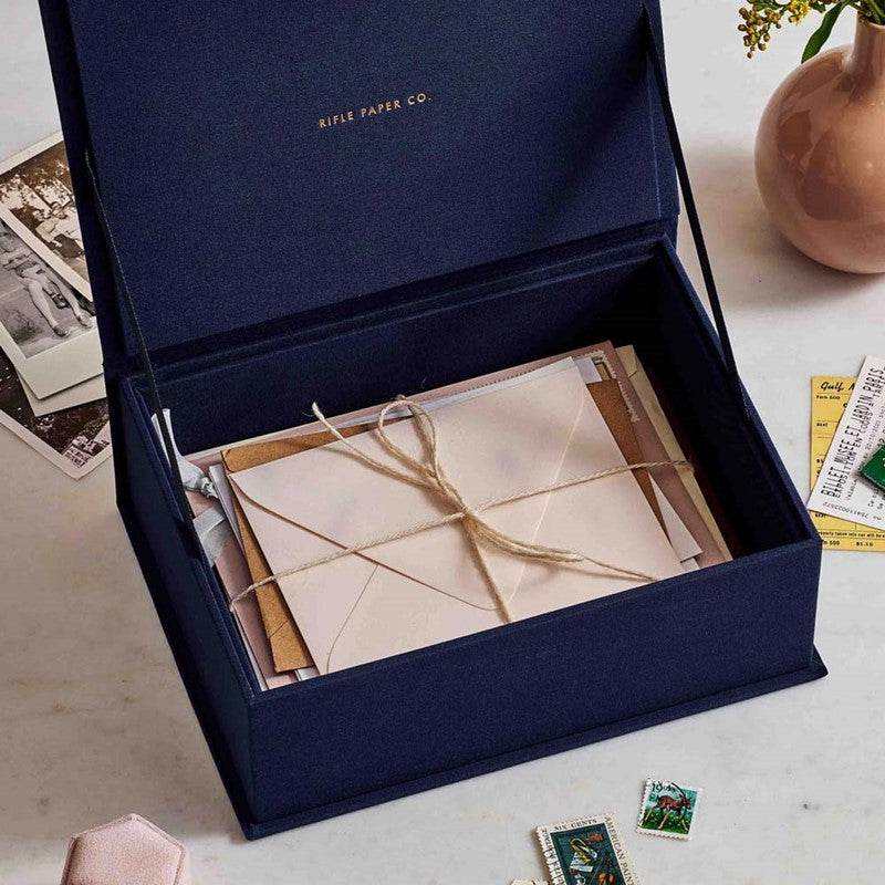 Caja Grande Strawberry Fields de Rifle Paper Co con diseño floral bordado, ideal para almacenar recuerdos.