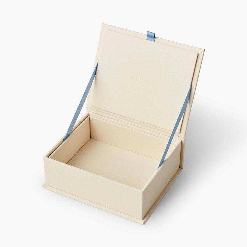 Caja Mediana Strawberry Fields elegante con bordado floral, cierre magnético y cinta azul celeste, ideal para fotos y recuerdos.