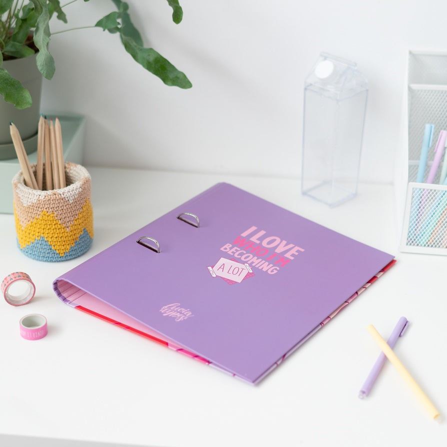 carpeta de 2 anillas en color lila con frase
