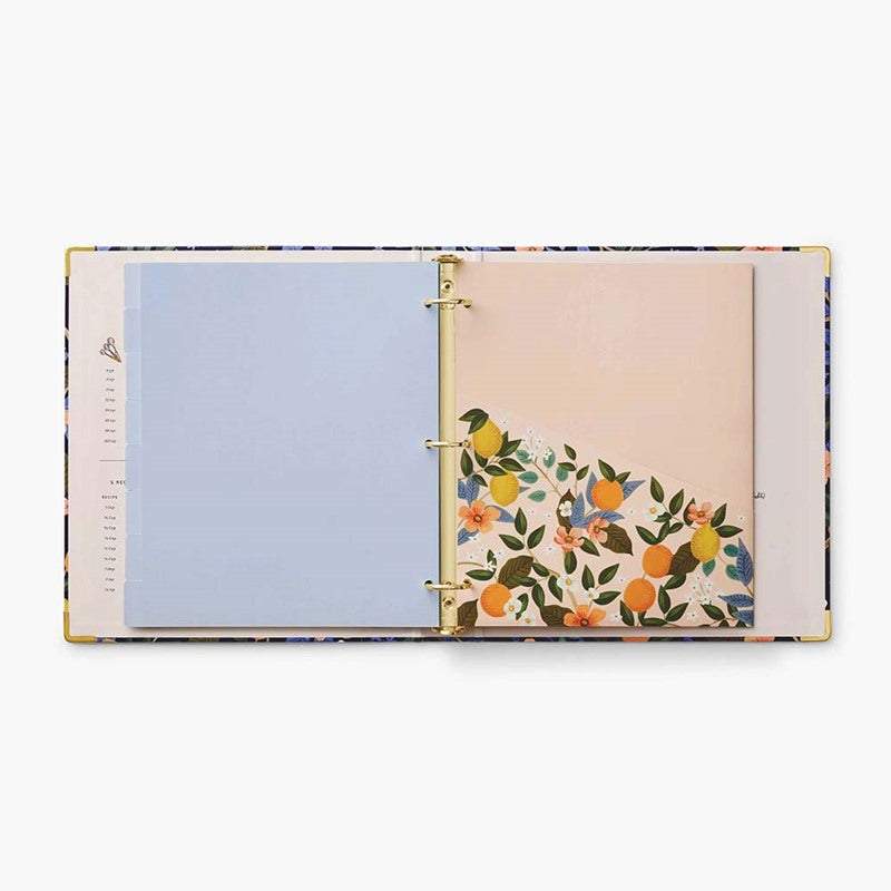 Recetario Citrus Grove de Rifle Paper Co. con diseño floral y detalles dorados, abierto mostrando separadores elegantes y páginas blancas para recetas.