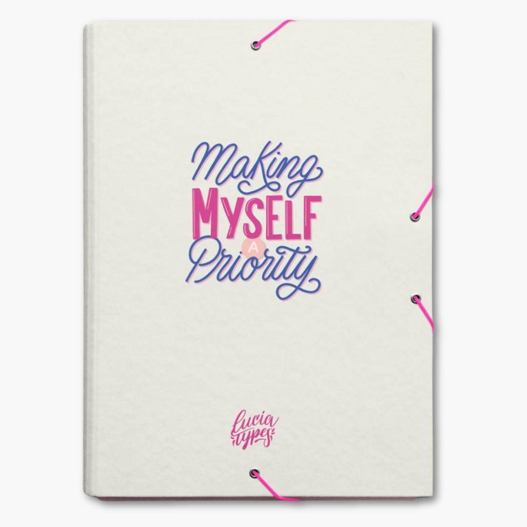 carpeta de solapas con frase making myself a priority