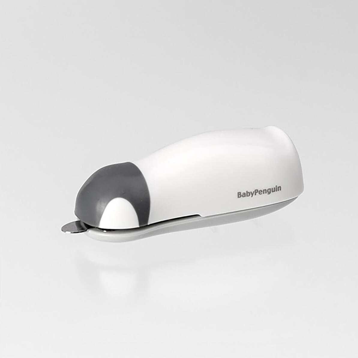 Grapadora Baby Penguin en diseño de pingüino blanco y negro, compacta y ligera, con removedor de grapas integrado.