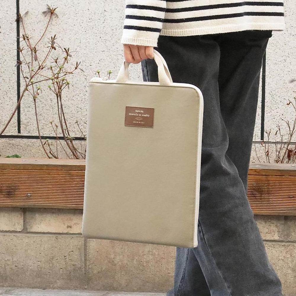 Funda para Portátil Cottony Beige de la marca Iconic, acolchada con asa, diseño versátil y varios compartimentos.