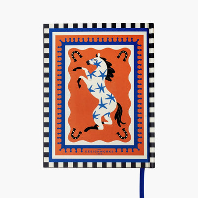 trasera de cuaderno A5 con diseño de un caballo, herraduras y estrellas