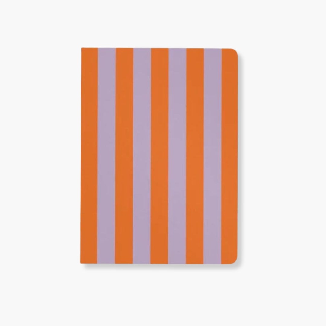 Cuaderno A5 Lines con diseño de rayas naranjas y lilas, esquinas redondeadas.