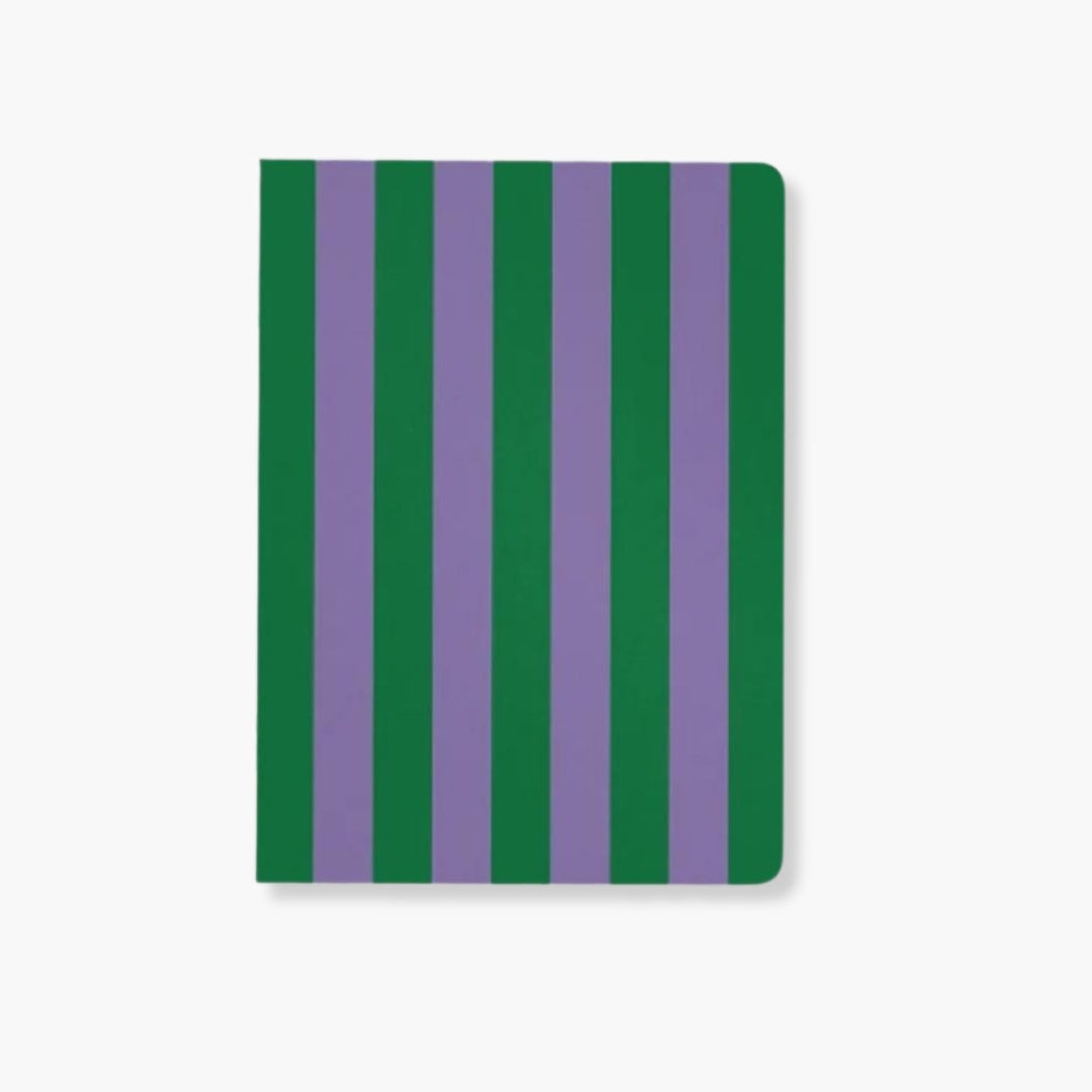 Cuaderno A5 Lines con diseño listrado en verde y morado, cubiertas mate y esquinas redondeadas.