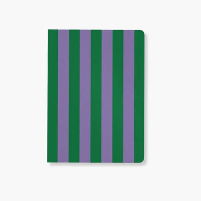 Cuaderno A5 Lines con diseño listrado en verde y morado, cubiertas mate y esquinas redondeadas.