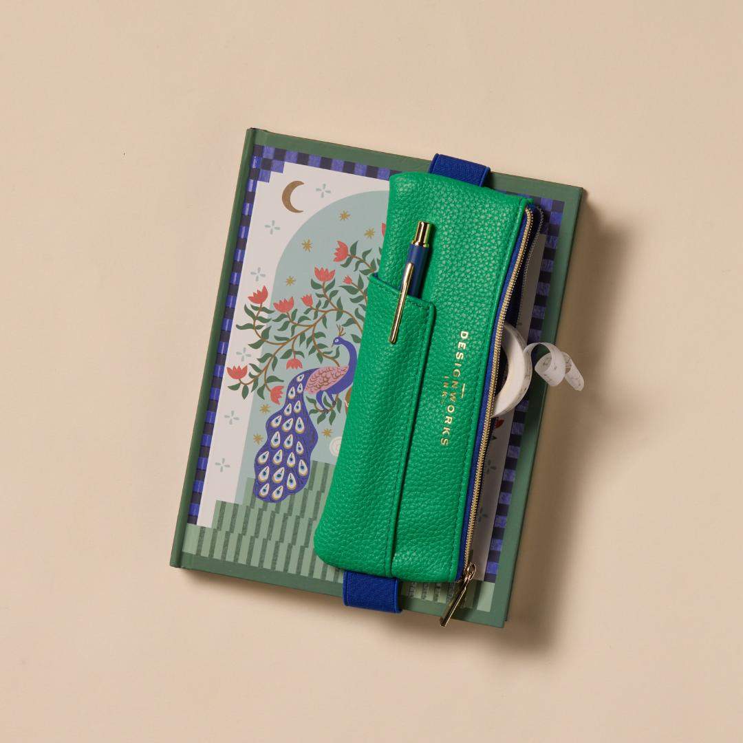 cuaderno con estuche elástico verde