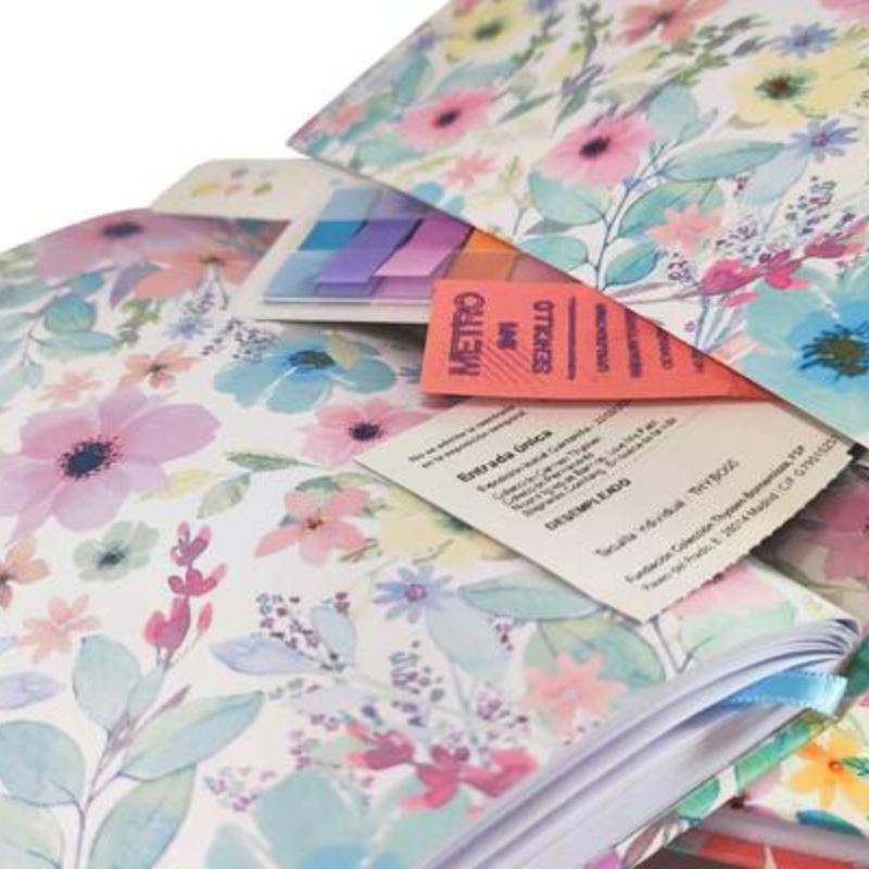 Cuaderno Sketch Elle con diseño floral, tapa de polipiel, detalles dorados, y páginas en papel de 120 gramos.