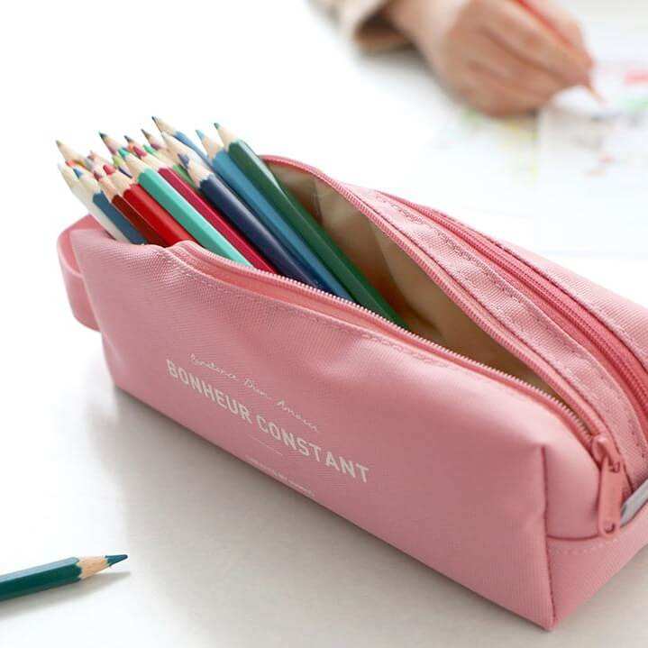 Estuche doble de tela ICONIC color rosa con lápices, compartimentos separados y cierre de cremallera.