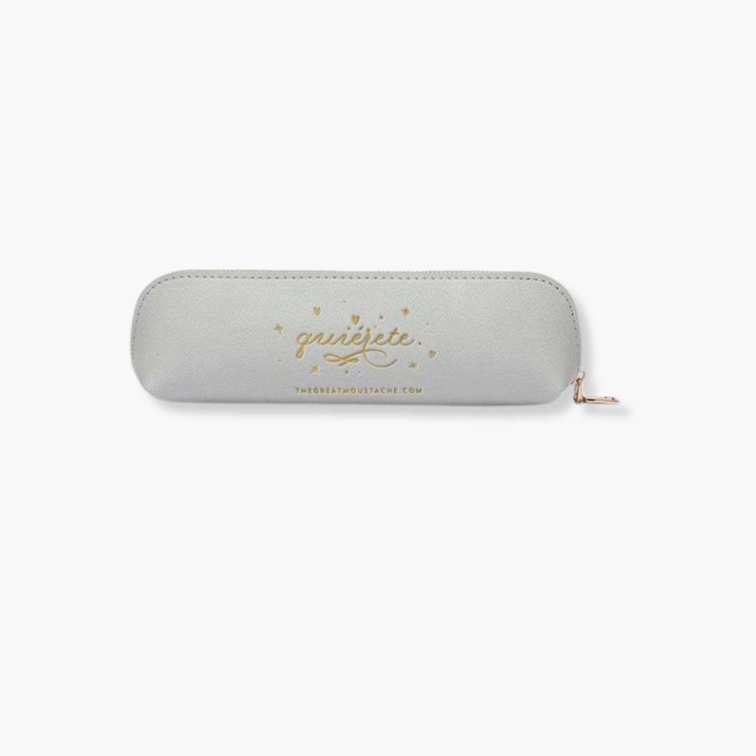 Estuche de cuero vegano Cloud Ash con cierre dorado y diseño azul grisáceo.