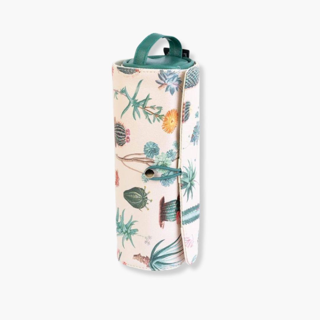 Estuche enrrollable Botanical Cactus con diseño de cactus, funcional y fácil de transportar.