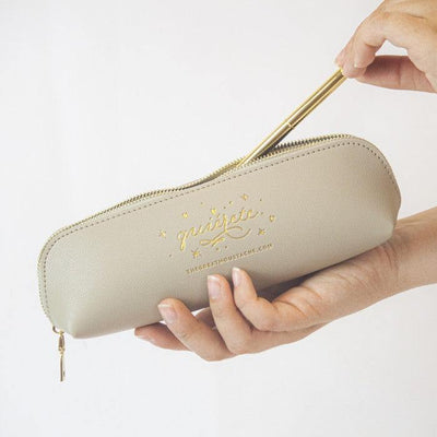 Estuche de cuero vegano khaki con cremallera dorada, diseño elegante y sostenible.