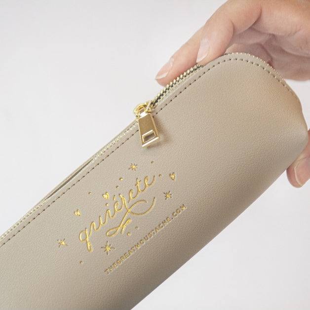 estuche de cuero vegano khaki con cierre dorado de The Great Moustache